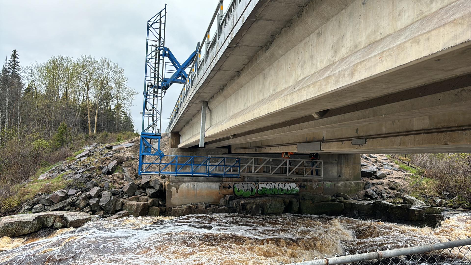 Flotte Accès Sous Pont en action