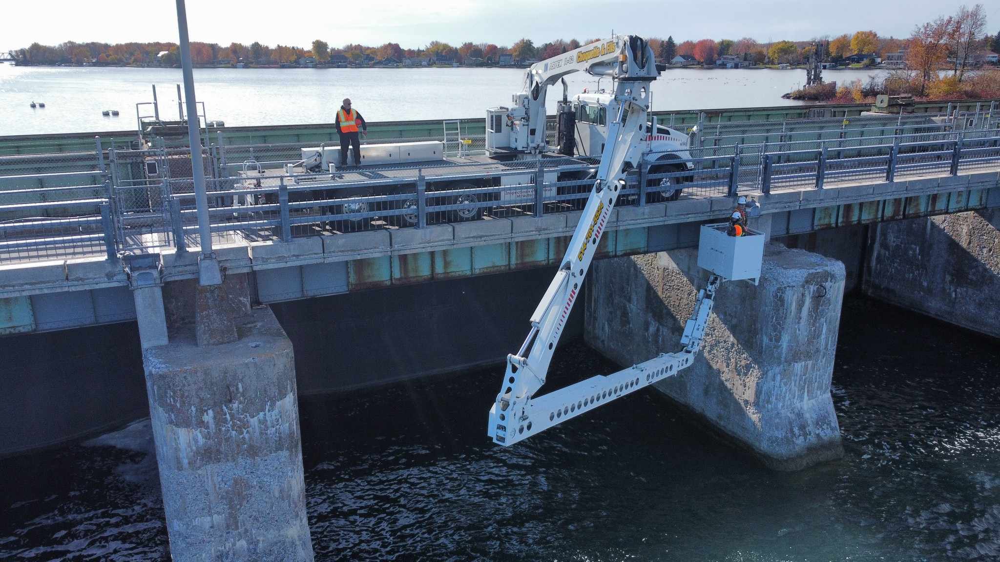 Flotte Accès Sous Pont en action