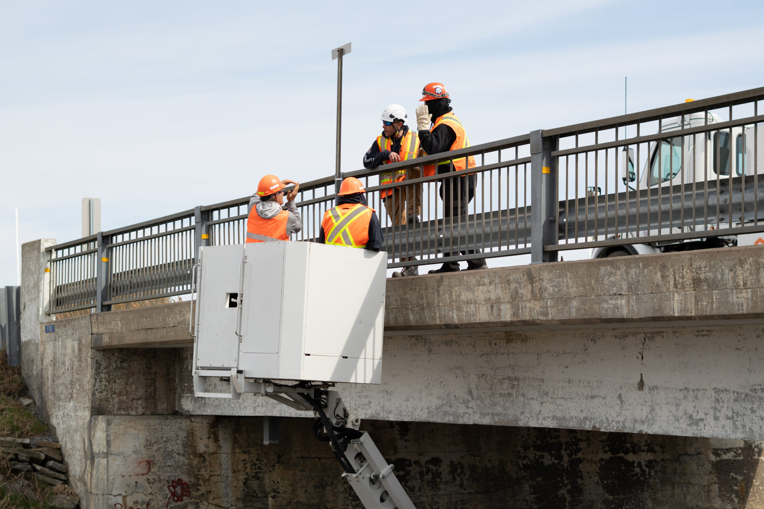 Techniciens dans nacelle deployee - inspection visuelle