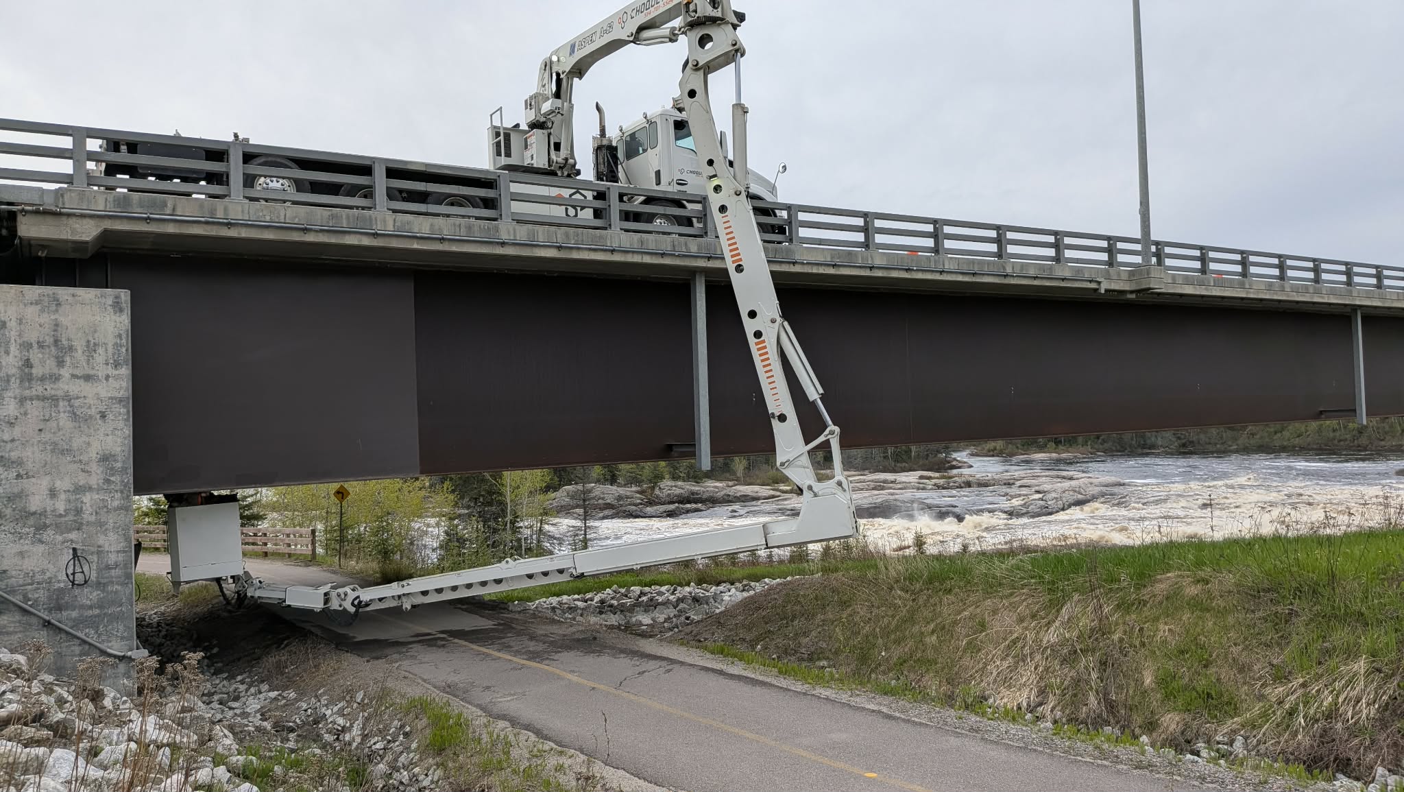 Flotte Accès Sous Pont en action