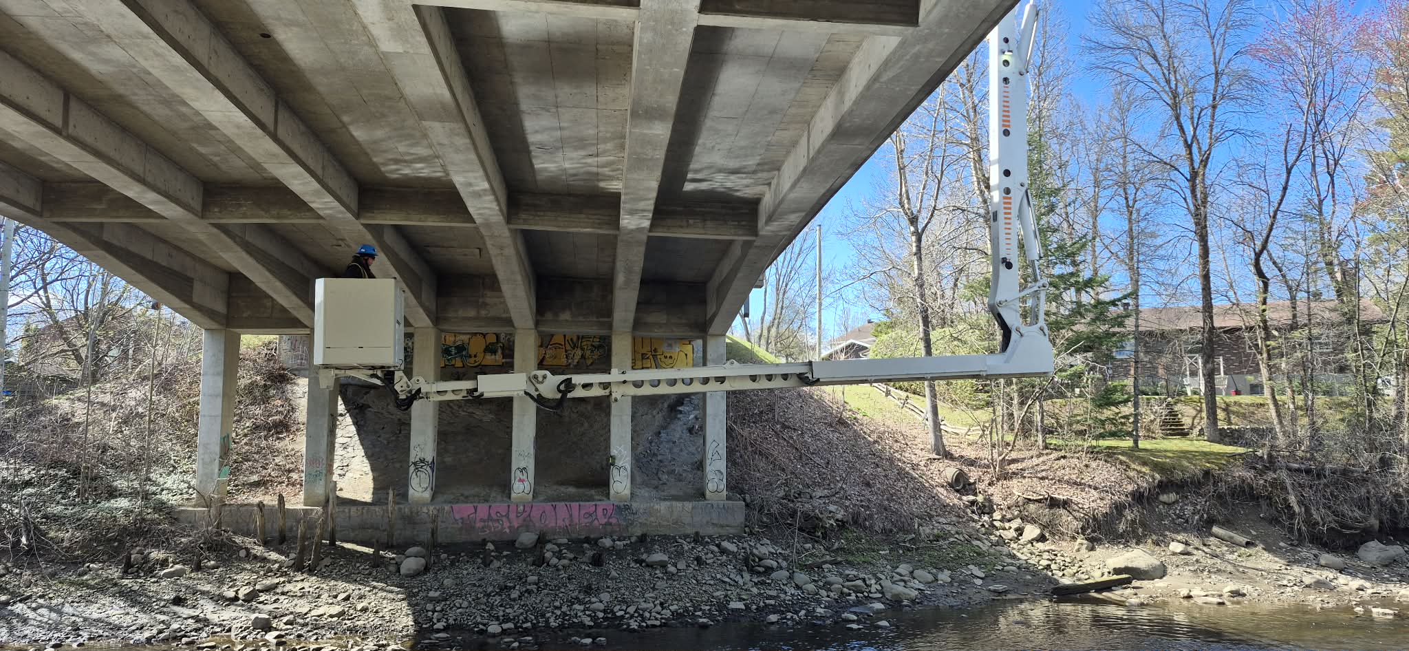 Flotte Accès Sous Pont en action