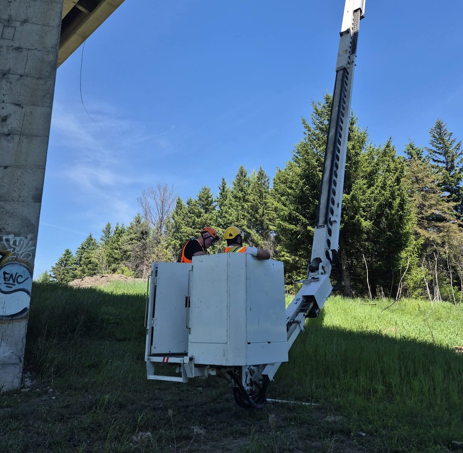 Techniciens en travaux cibles sur nacelle